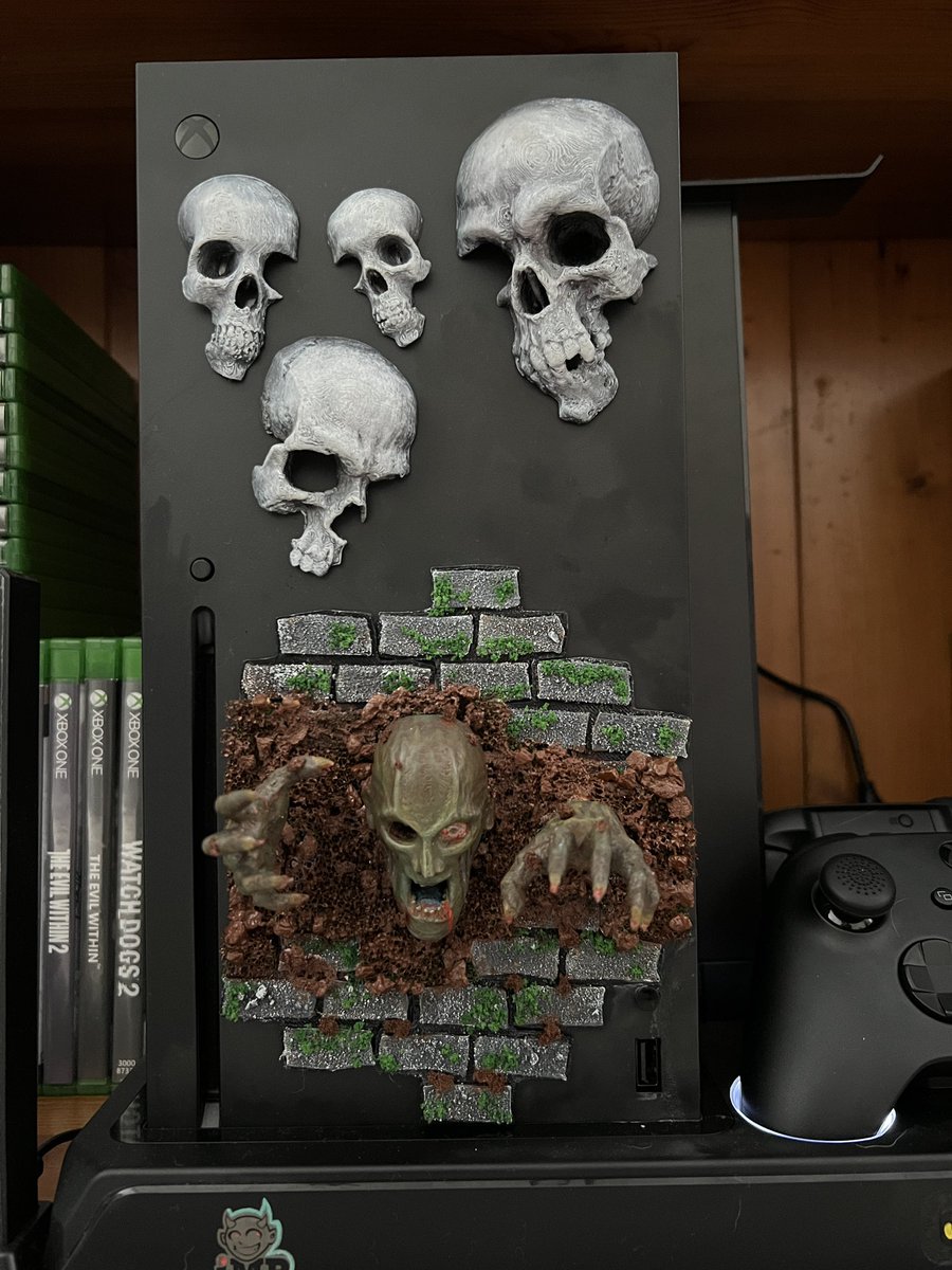 LittleJohn_RC's tweet photo. Still a work in progress 3D printing and painting a faceplate for my Xbox console. Also custom modded my controllers and my Daughters. More to follow soonโฆ. #XboxSeriesX #CustomMods #3DPrinting https://t.co/LxQqWuYnVz
