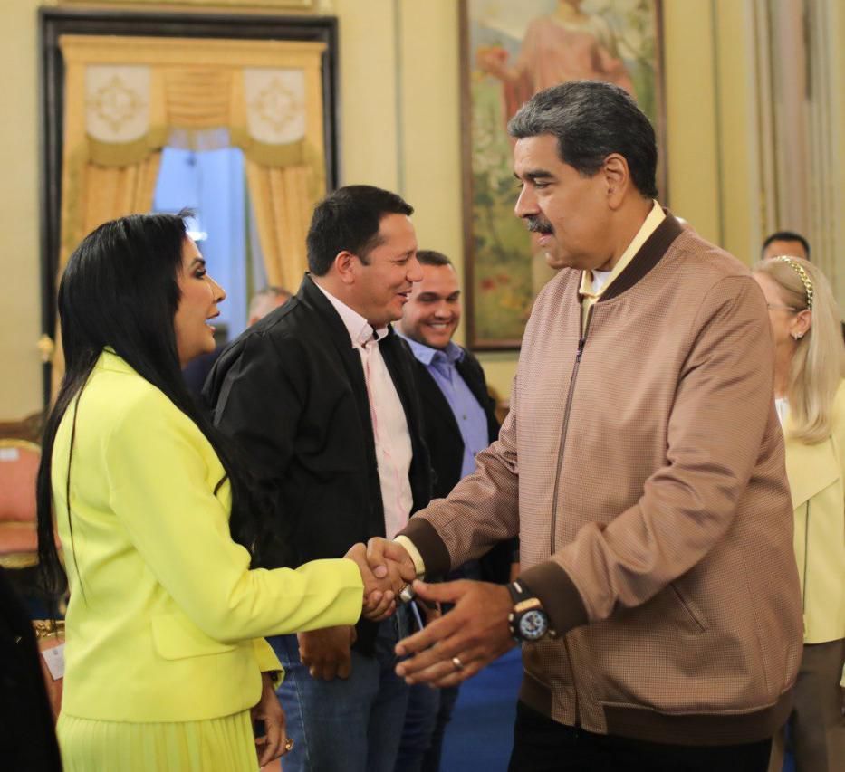urbanaoficina's tweet photo. La Alcaldesa @sulmeavila saludando al presidente. https://t.co/ZEww4ieXIP