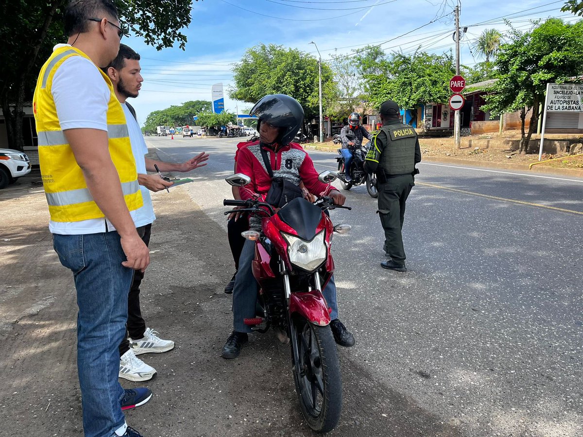 GobCordoba_'s tweet image. Nuestro Grupo Anticontrabando continúa realizando controles en las vías de Córdoba para garantizar que estén libres de actividades ilícitas. 

Trabajamos en conjunto para lograr un departamento más seguro.

#ALoLegal
#TodosContraElContrabando