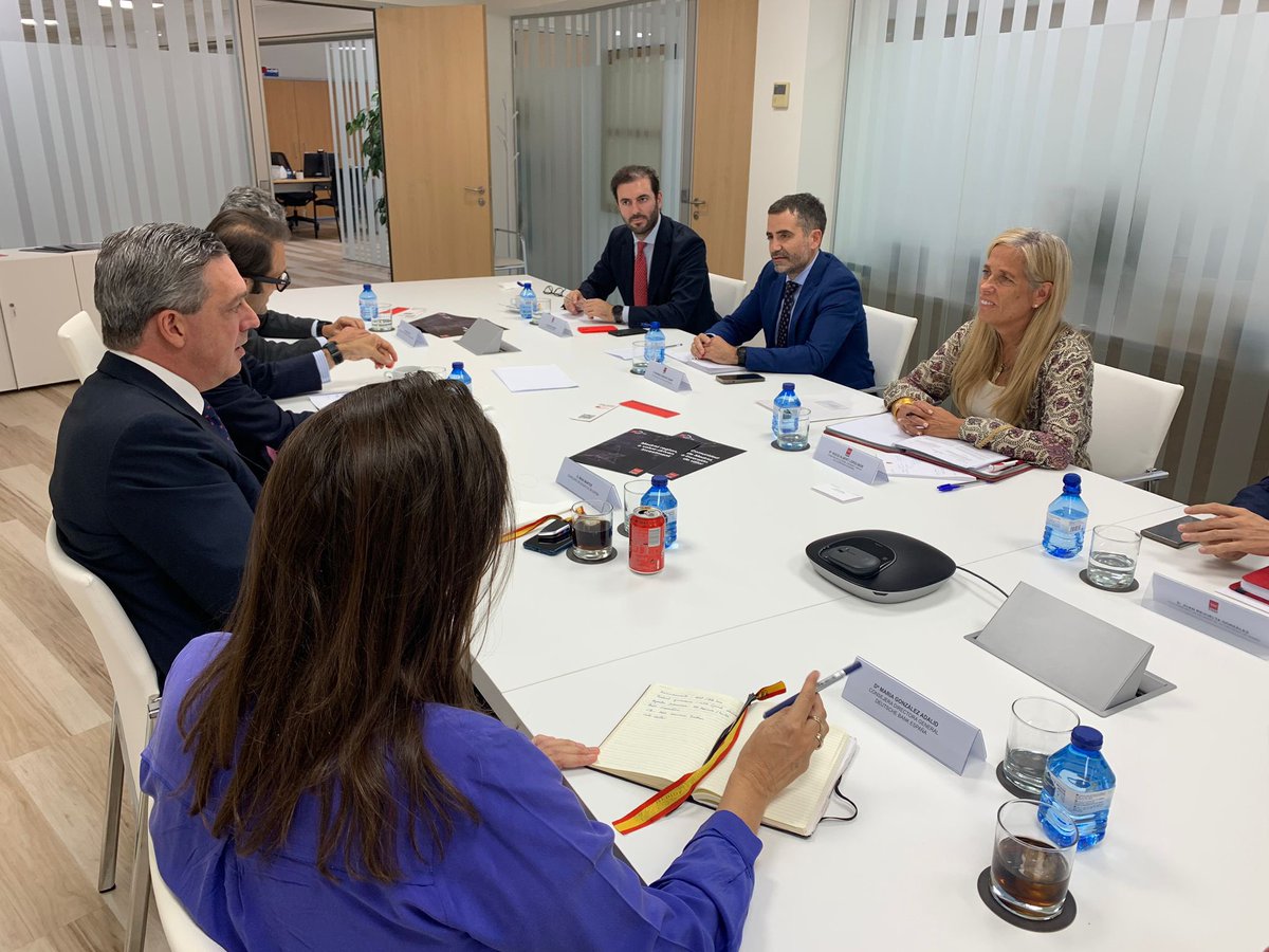 blondieconomics's tweet photo. Con el CEO de @DeutscheBankES, Íñigo Martos, con el que hemos profundizado vías de colaboración fruto del reciente viaje institucional de la presidenta @IdiazAyuso a la sede central de la entidad en Fráncfort. https://t.co/oZjjFvwsuT