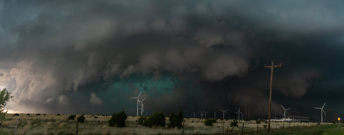 Elisah1986v's tweet photo. Very very very angry sky... a Hailer... With Jeroen Vanheers.... last year!!!! #storm #stormhour #hail #wx #wxtwitter #SevereWeather #extremeweather #clouds #tornadoalley https://t.co/7PXVo87Jps