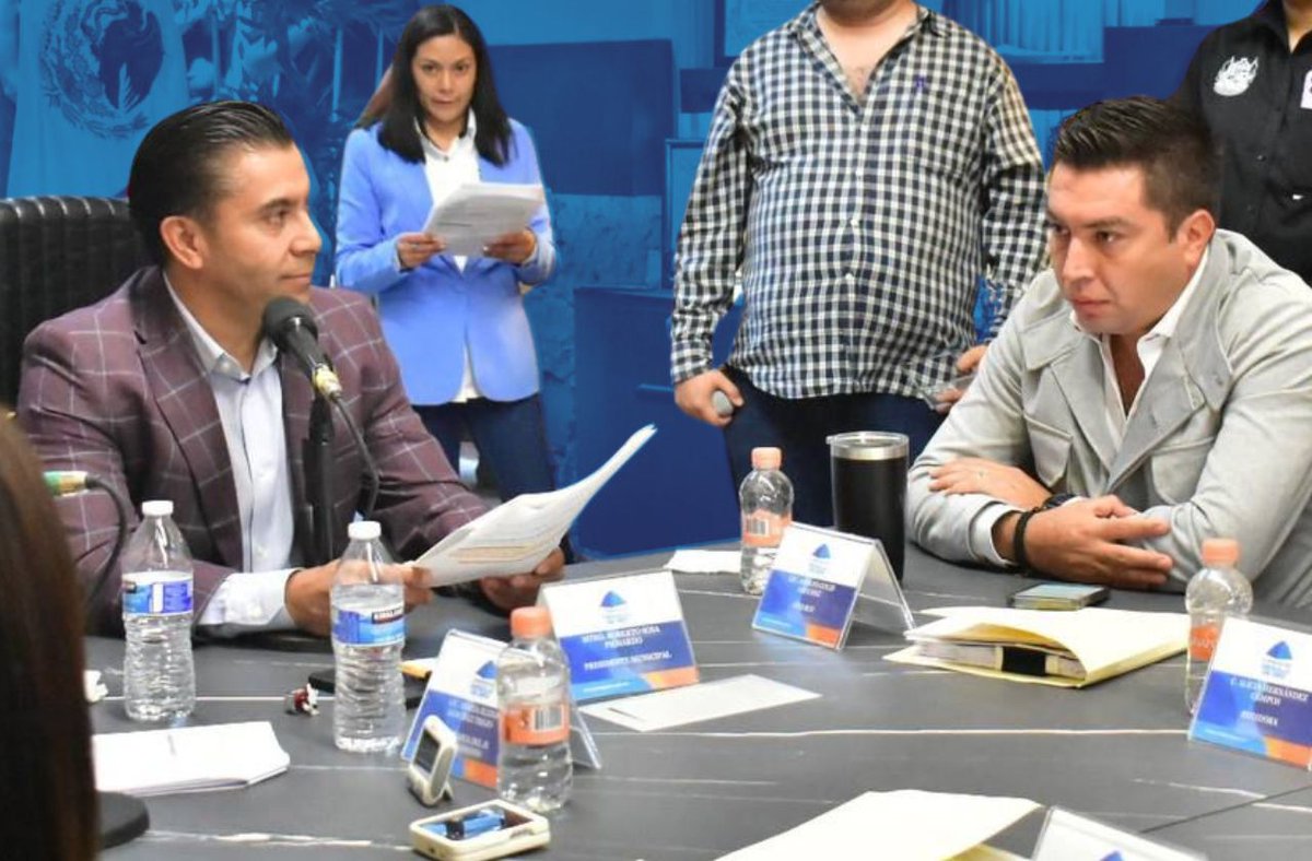 QueretaroAF's tweet image. 🚨🗳️ Adolfo Colín Sánchez asumirá alcaldía interina en Corregidora ift.tt/hd21ceT