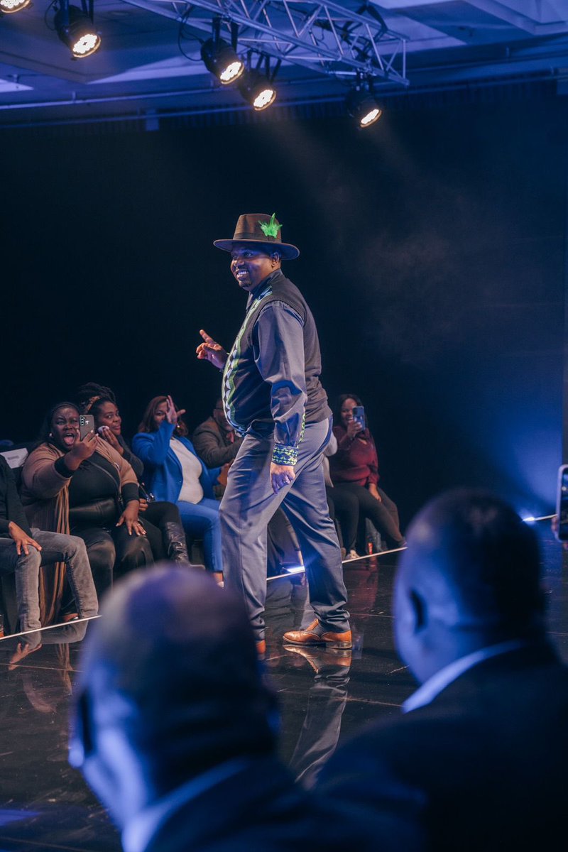 khanyahlangani_'s tweet image. Have you guys seen this awesome collab? @Africanbank has partnered with @Khosinkosi, one of our outstanding local designers to bring us a new collection! It’s called ‘Fashionable Banking’.  😍👏🏽
#FashionableBanking
#AudacityToBelieve