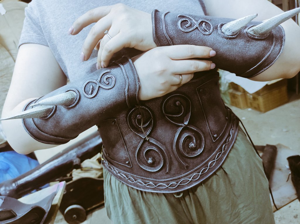 Продолжаю собирать  обвес на Обряд...
Жарко, конечно, в нем будет, капец, но что не сделаешь, чтобы  чувствовать себя суровой северной воительницей 
Муж бутафор - это, конечно, удобно, но очень мне жаль этого добряка. Вечно я к нему со своими бредовыми идеями...