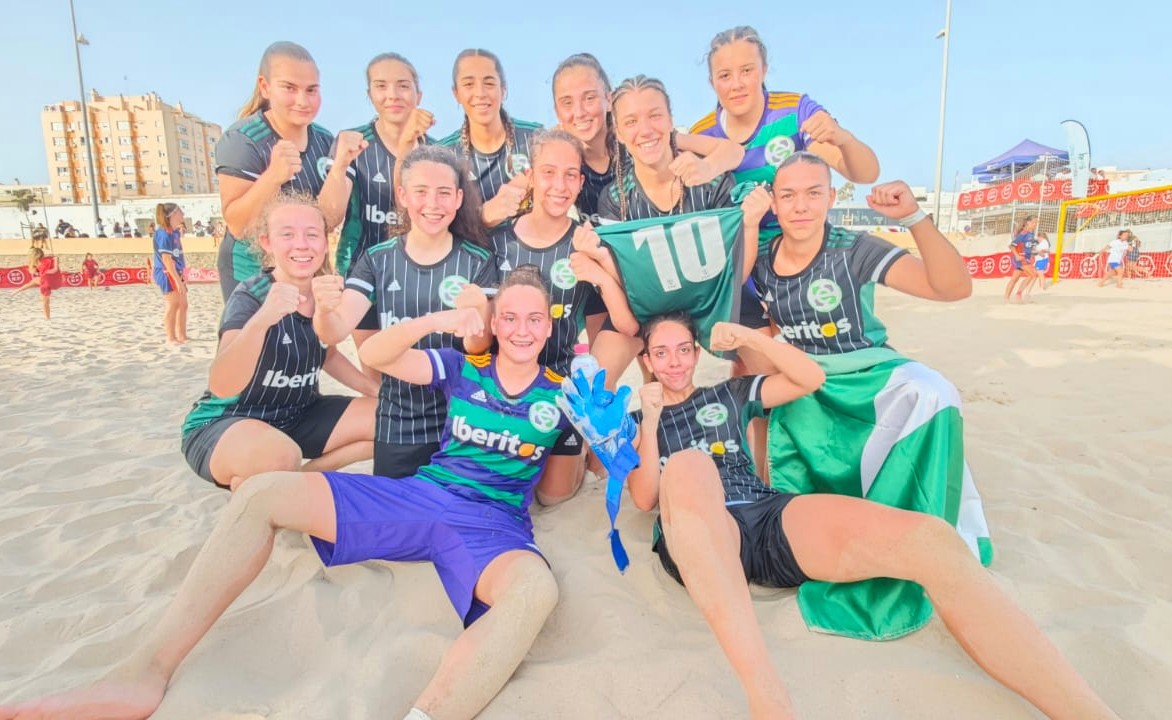 ⚽🏖️ | #FútbolPlaya |

🇪🇦 CAMPEONATOS DE ESPAÑA:

👱🏼‍♀️Sub-17 Femenino
⏩Fase de grupos 
📍Cádiz 

EXTREMADURA 3-2 ANDALUCÍA 

✅Valiosísima victoria de nuestra selección Sub-17 ante Andalucía que le permite dar un paso de gigante de cara a sus opciones de clasificación para