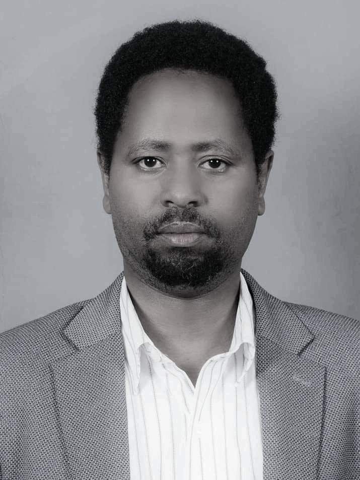 finfinne_time's tweet photo. ይህ ሰው የሕግ መምህር ነው ሲባል ያስደነግጠኛል።
በእሱ ተምሮ ዳኛ የሚሆነውን ሰው ሳስብ ይሰቀጥጠኛል።
የዝቅጠቱ ጥልቀት ያስፈራኛል። የሆዳምነቱ ልክ ያስበረግጋል። ሸለመጥማጥነቱ ገደብ ያልፋል። አጋሰስነቱ አጋሰስን ያስንቃል። https://t.co/YJTXDWYmzH