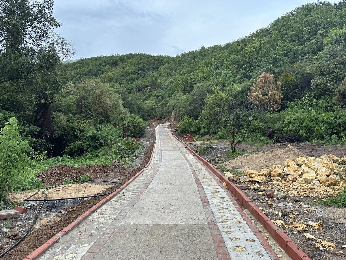 DEELAYUUK's tweet photo. A 152 años de su fallecimiento, el Presidente Benito Juárez sigue gobernando con su ejemplo. 

Para honrar su memoria, el @GobiernoMX construye el “Camino de Benito Juárez” que es el sendero que recorrió el 17 de diciembre de 1818 para ir de Guelatao a la ciudad de Oaxaca en busca de su hermana Josefa, y de ahí su recorrido por toda la República.