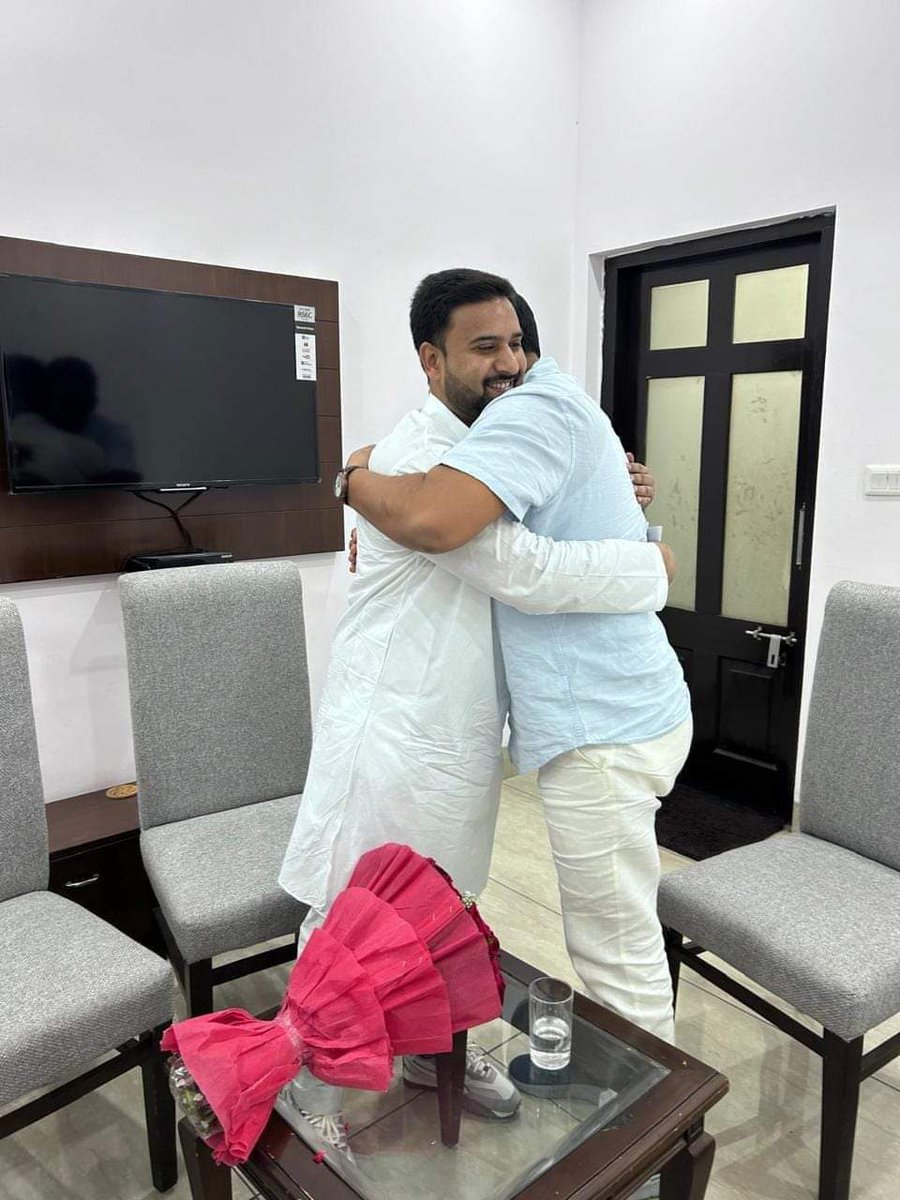 kashifbharti's tweet photo. #AIMIM पार्टी मेरठ के पुर्व मेयर प्रत्याशी, जिन्हें मेयर चुनाव में 128000 वोट मिला #Mohd_Anas भाई ने आज राष्ट्रीय अध्यक्ष सह सांसद मा चन्द्रशेखर आज़ाद साहब के कुशल नेतृत्व को देखते हुए आज आज़ाद समाज पार्टी (का०)में शामिल हो गए।
मुहम्मद अनस भाई को दिली मुबारक़बाद।
आज़ाद समाज पार्टी (का०) ज़िन्दाबाद
मा० चन्द्रशेखर आज़ाद साहब ज़िन्दाबाद
@BhimArmyChief 
@AzadSamajParty