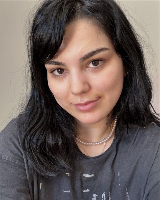 Makyajsız, &ouml;zensiz; se&ccedil;ilmeyen &ouml;ylesine bir ben 🤍 https://t.co/N3ZJ7hudU0