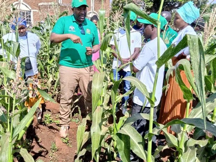 MwNewsAgency's tweet photo. Minister of Agriculture Sam Kawale has  launched the 2024 National catchment conservation management campaign which aims at enhancing various interventions that promotes sustainable agriculture.

https://t.co/8jrwapjVNN https://t.co/IwNn7VdXJ0