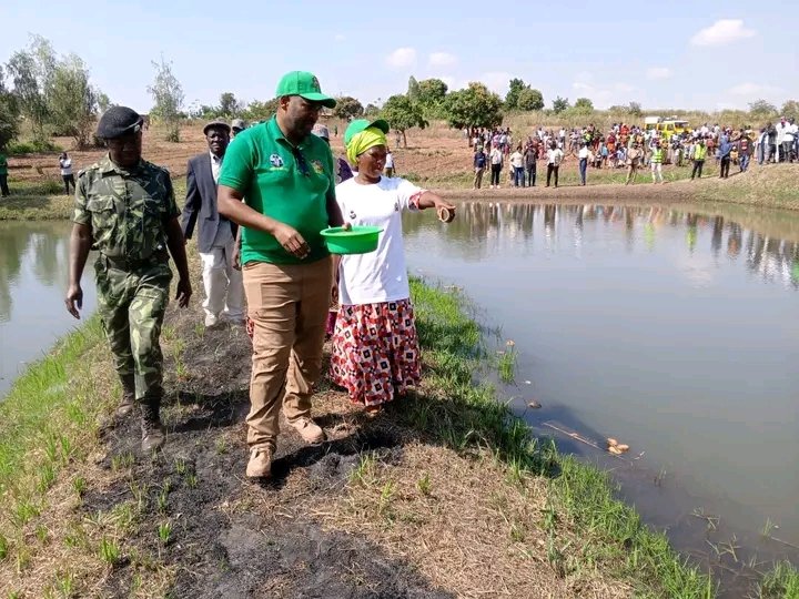 MwNewsAgency's tweet photo. Minister of Agriculture Sam Kawale has  launched the 2024 National catchment conservation management campaign which aims at enhancing various interventions that promotes sustainable agriculture.

https://t.co/8jrwapjVNN https://t.co/IwNn7VdXJ0