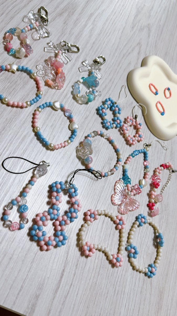 made these for #SVTinCARATLAND! took me a few nights (😮‍💨) to make them because i want them to be unique!! of course they're in rose quartz and serenity 🩷🩵😎 i will be giving these out randomly with some gummies and sweets!

also thinking of making 3 more so i'll have 17! ❤️