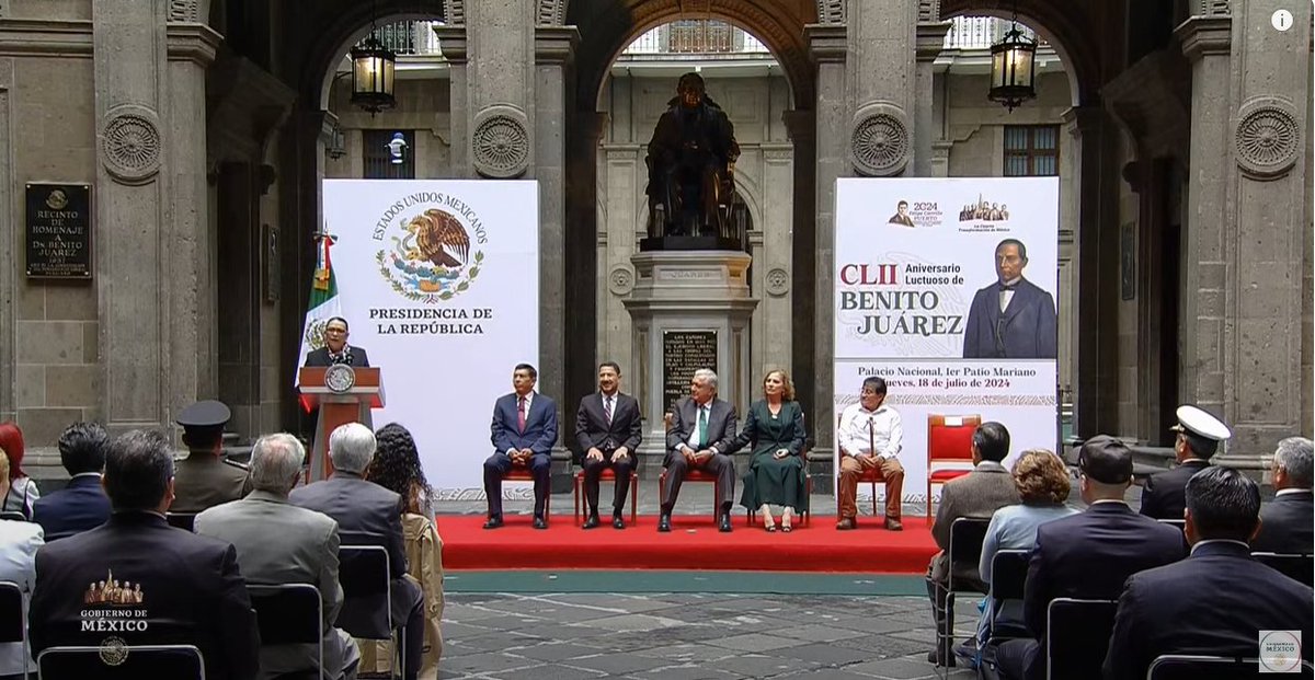 victor_suarez's tweet photo. En el Patio Mariano de Palacio Nacional se rememoró el trabajo de #BenitoJuárez, un gran presidente, surgido de entre los más humildes, con raíces indígenas, que luchó arduamente en favor de los mexicanos hasta sus últimas horas de vida. Defensor a ultranza de los #campesinos contra los abusos de los terratenientes, encarcelado con falsas acusaciones.   2/4