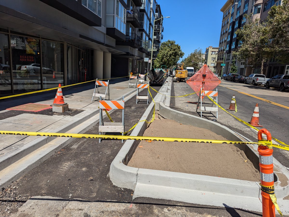 CharlieReam's tweet photo. Another separated bike lane is born!  14th and Jefferson, Downtown Oakland, CA.  ATP-funded 14th Street Safety Project.  😎 https://t.co/v2WGguyFlY