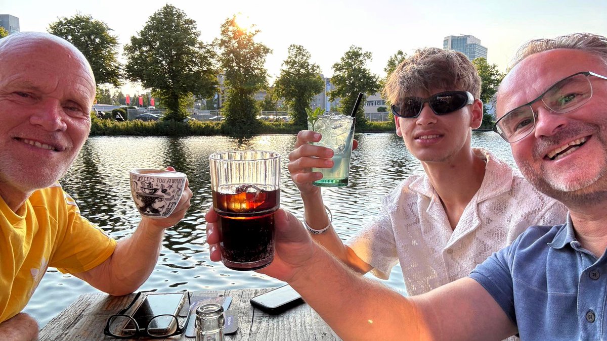EricRoeske's tweet photo. Heerlijk avondje 🌞🌞🌞 Op Zuid met Nielskoo en Buurmáááán, inclusief trip down to memory lane #Julianaweg107_109 https://t.co/lxtI1JNDhe
