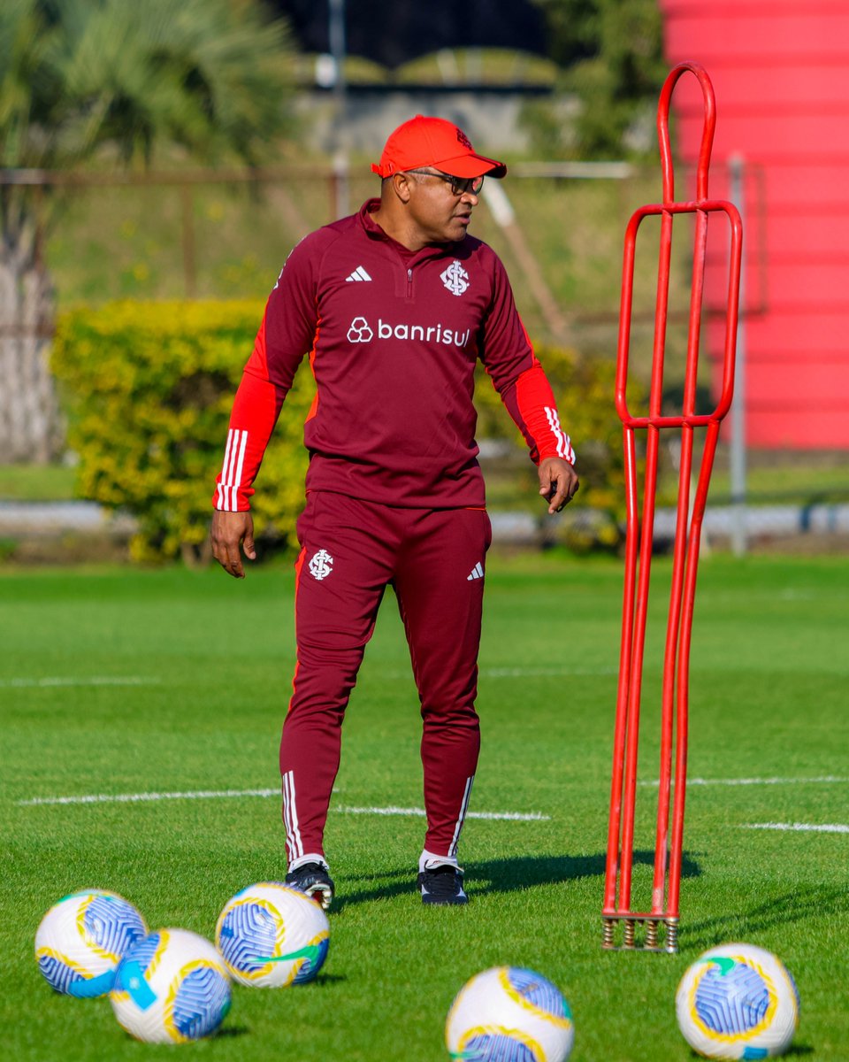 SCInternacional's tweet image. Novo professor na área! Roger Machado pronto para comandar seu primeiro treino no Colorado 🇦🇹