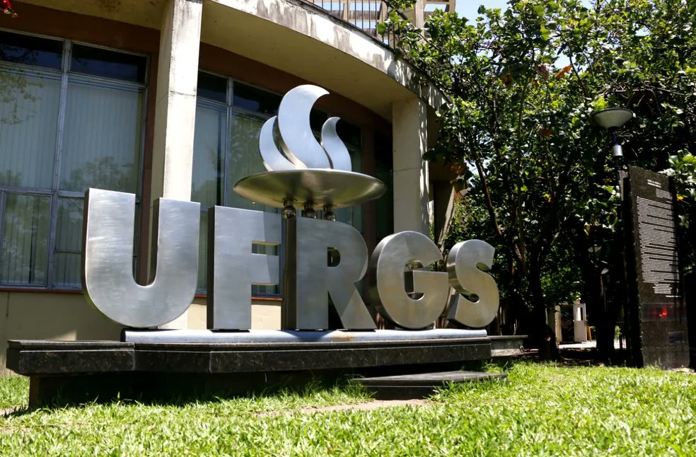 BohnGass's tweet photo. Na #UFRGS defendo a decisão do Conselho Universitário #CONSUN. A profª Marcia Barbosa e o prof Pedro venceram na Consulta Informal da Comunidade. E isso deve ser respeitado. Amanhã (19/7), 7h30min, no vão da Reitoria do Campus Centro, ato em Defesa da Democracia e da Paridade. https://t.co/gUM0UxWZ8S