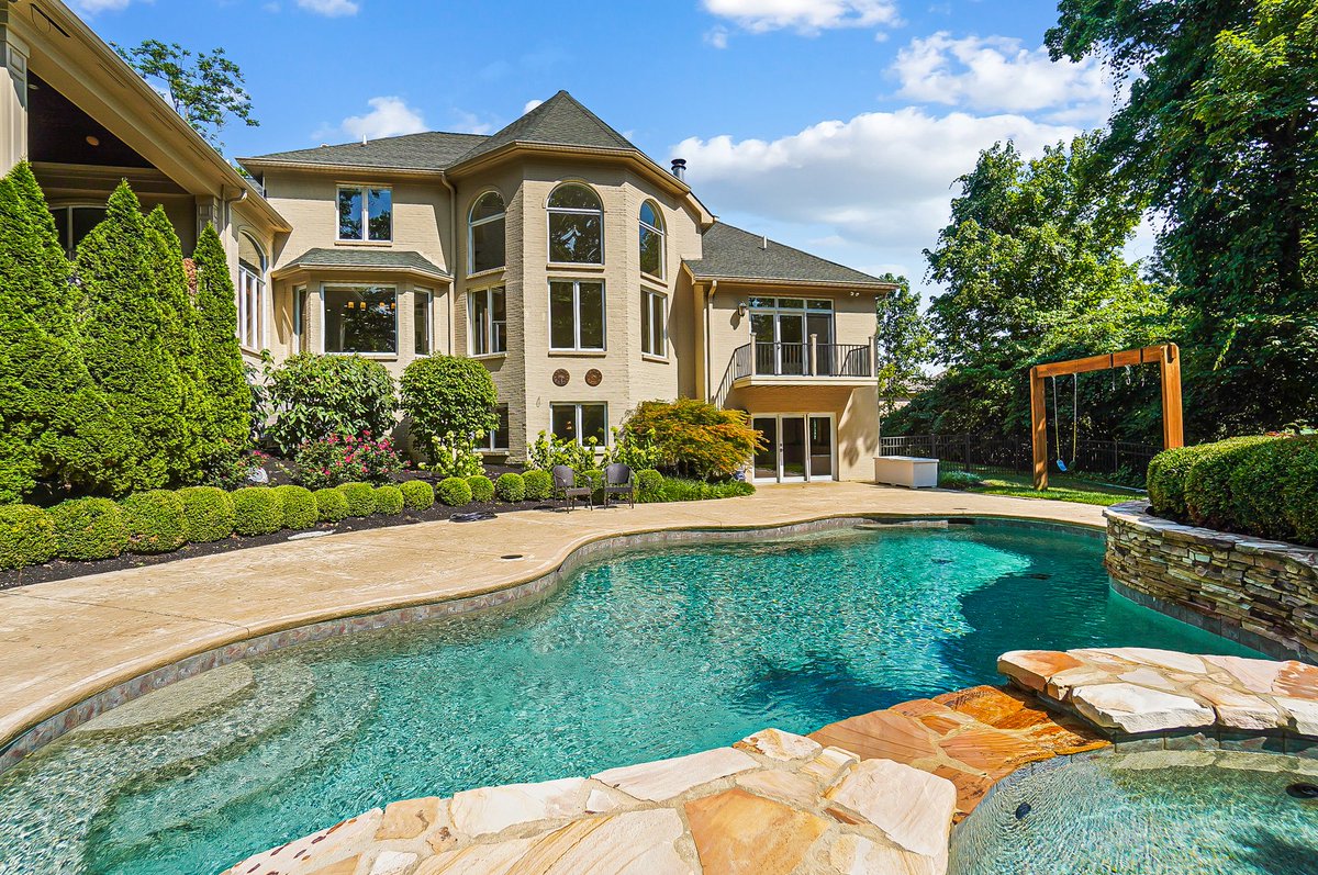 DorgerDiff's tweet image. A COLDSTREAM OASIS
Exceptional custom-built 4 bedroom, 4+2 bath home nestled on a verdant 1.216 acre lot on prized Summer View Drive in sought-after Coldstream of Anderson Township and boasting over 6,500 square feet of living space. 
Full listing: dorgerdifference.com/listings