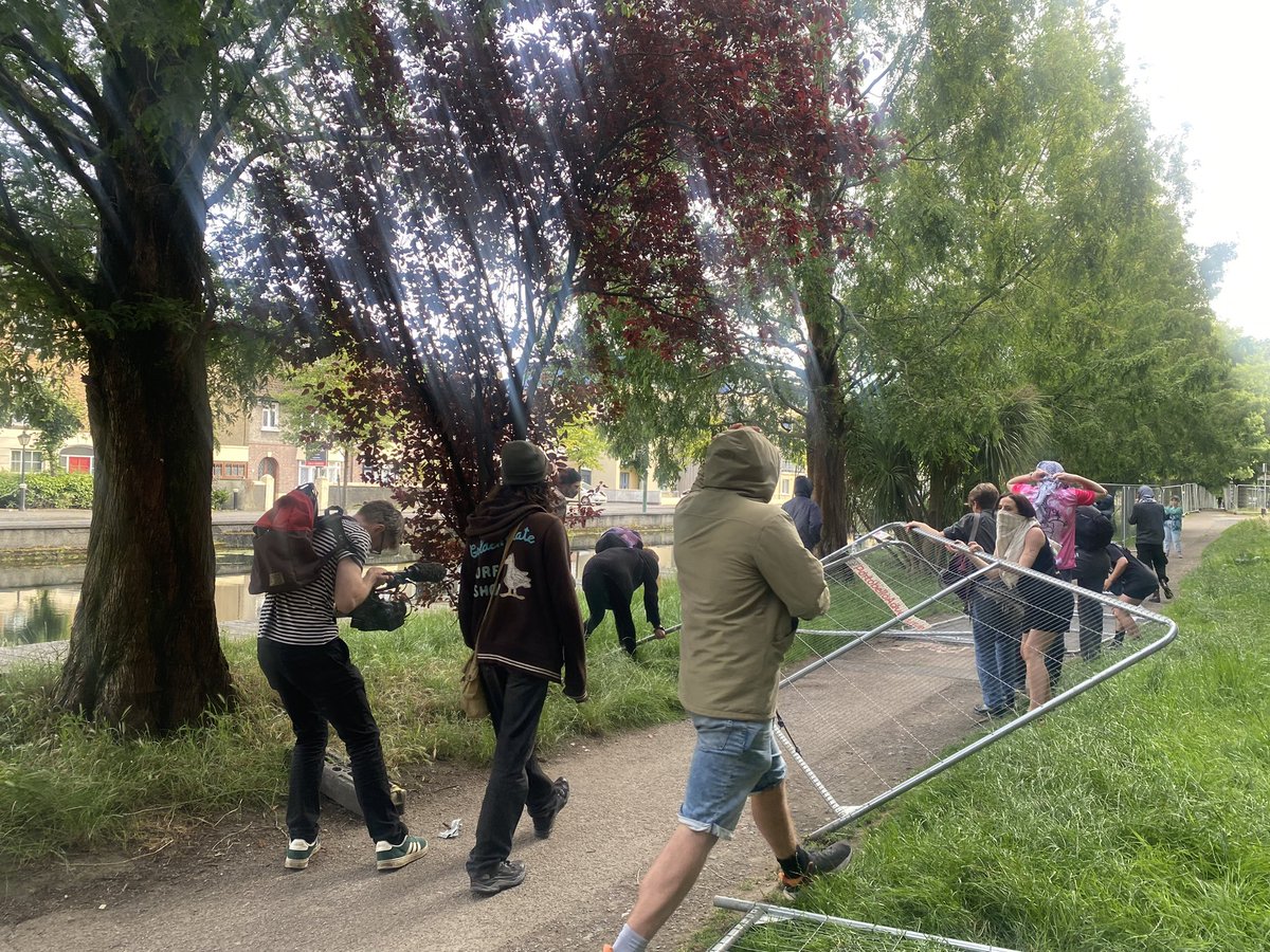 Protesters tear down Waterways Ireland barriers erected along the Grand Canal in Dublin following protest at Portobello which called for their removal <a href="/rtenews/">RTÉ News</a>