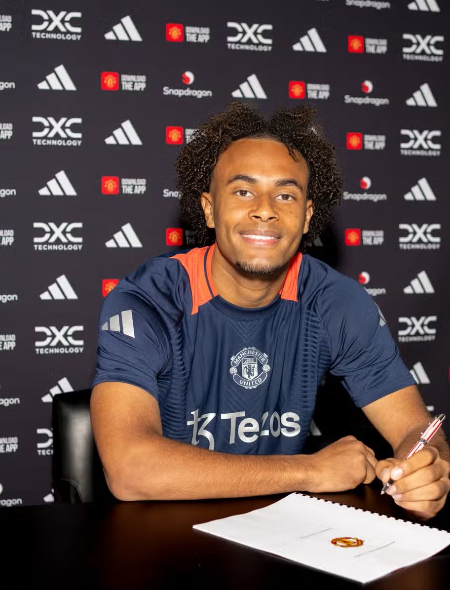 JacobsBen's tweet photo. Manchester United have now made two major signings before their pre-season tour in America. This was always the plan. 

Leny Yoro and Joshua Zirkzee are both exciting talents with high ceilings, replacing two older players (Martial and Varane). It’s understood this is a reflection of United’s new recruitment strategy and part of a desire to lower the squad’s average age.

Both signings strongly backed by Erik ten Hag, club scouts and the new football leadership team.🤝