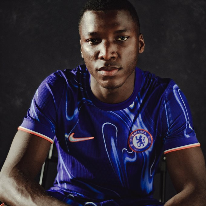 VSportsTM's tweet photo. Moisés Caicedo 🇪🇨 y un tal Eden Hazard 🇧🇪, entre los elegidos para presentar la nueva camiseta de Chelsea. https://t.co/7qOqlULDcT
