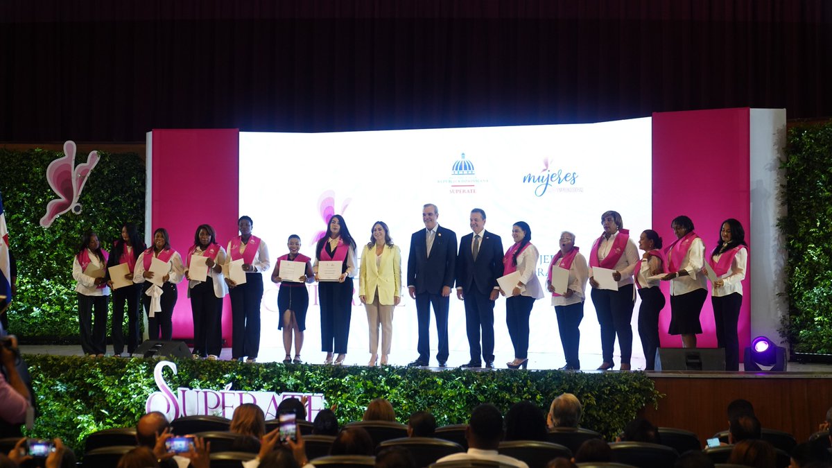 itobisono's tweet photo. ¡Hoy celebramos a las emprendedoras dominicanas! 👩‍🦰🇩🇴💪

Junto al presidente @luisabinader y la directora del programa @SuperateRDO, @GloriaReyesG  participamos en el acto de entrega del “Premio Mujer Supérate” y la graduación de "Mujeres Superemprendedoras 2024”, en el cual tuvimos el honor de entregar certificados a 591 mujeres tras completar una intensa capacitación.

#MujerSupérate2024