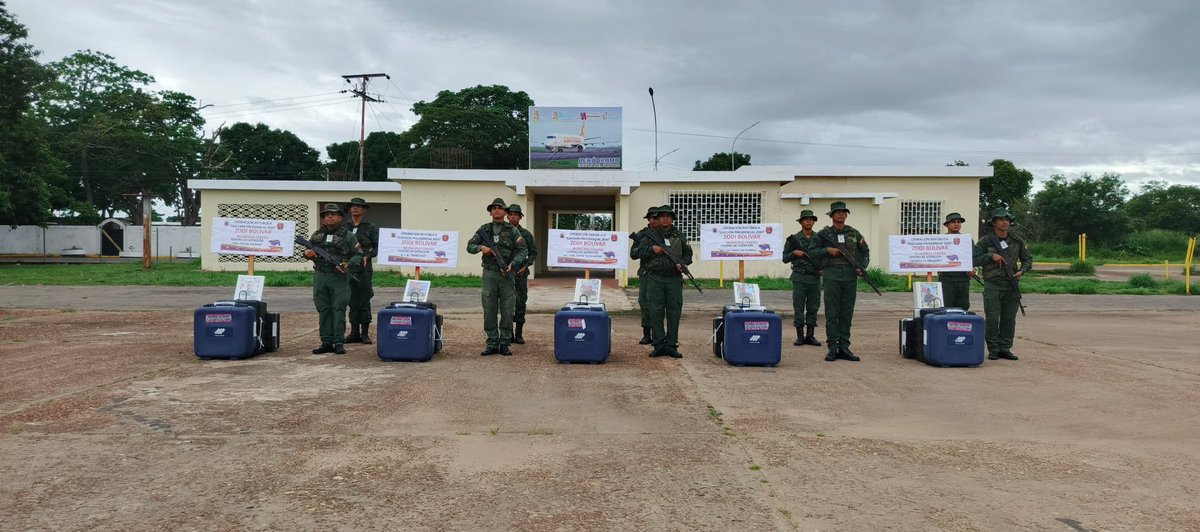 🔁 GJ <a href="/dhernandezlarez/">GJ. Domingo Hernández Lárez</a>:La #FANB en colaboración con el <a href="/cneesvzla/">cneesvenezuela</a>, como ente rector del proceso electoral, cumple a cabalidad y con eficiencia el plan de traslado, velando por la custodia y resguardo del material e instrumento electoral. #IntegrarEsVencer