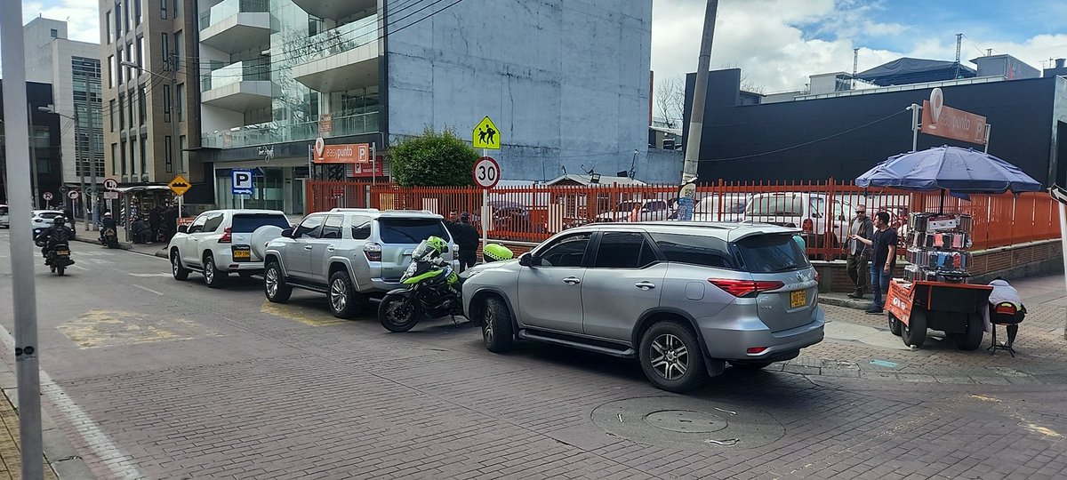 dguerragrau's tweet photo. @CarlosFGalan Calle 81 frente a Atlantis...
Autoridad cero, @TransitoBta cero...
Parquean en la calle frente a un parqueadero!!! No hay derecho...
@malparqueada https://t.co/V4Yu8T0Gfn