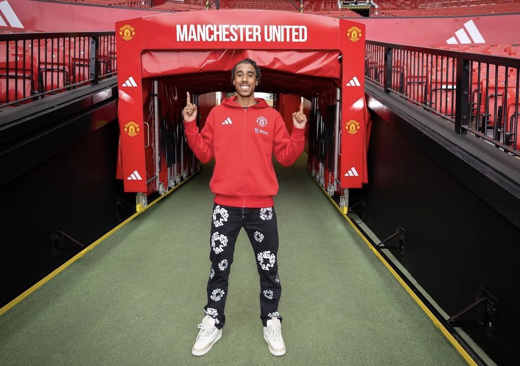 I really can't process that Leny Yoro's a Manchester United player 🤯 #MUFC