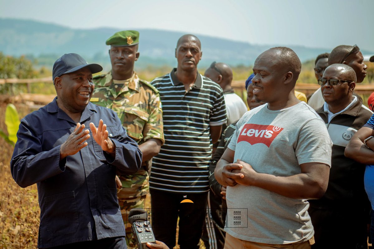 NtareHouse's tweet photo. S.E @GeneralNeva a visité Mr Désiré Sayinguvu, un entrepreneur ayant une plantation de 90 ha d'avocatiers de type Hass sur la colline Kigusu, et un projet cunicole avec 1200 lapins produisant plus de 100l/j d'urines utilisées comme insecticides dans la plantation d'avocatiers. https://t.co/G17iwlKIoS