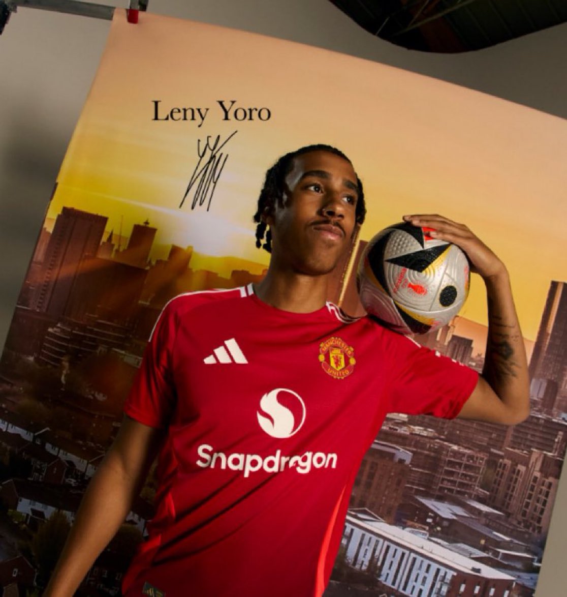 ManUtdFR_'s tweet photo. 🚨 OFFICIEL ! 𝗟𝗘𝗡𝗬 𝗬𝗢𝗥𝗢 𝗦𝗜𝗚𝗡𝗘 𝗔 𝗠𝗔𝗡𝗖𝗛𝗘𝗦𝗧𝗘𝗥 𝗨𝗡𝗜𝗧𝗘𝗗 𝗣𝗢𝗨𝗥 𝟲𝟮𝗠€ + 𝟴𝗠€ 𝗕𝗢𝗡𝗨𝗦 ! ❤️✍️

Il signe jusqu’en 2029 en provenance de Lille. 

🎥 @ManUtd https://t.co/UPtTljCUgd