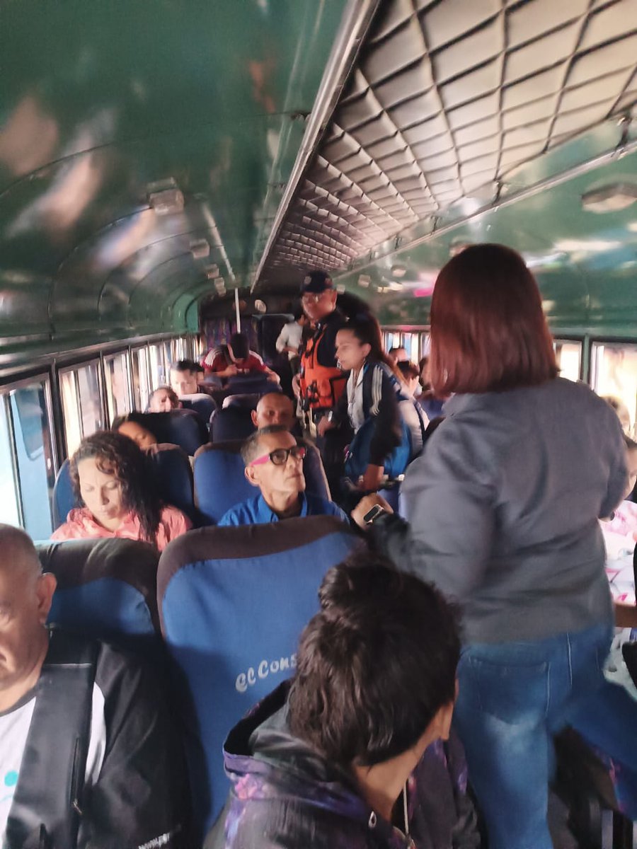 GerenteTTINTT's tweet photo. #MovilidadSegura | Funcionarios de la Gerencia de Transporte Terrestre INTT, inspeccionan las unidades de transporte público en el terminal Gral. José Félix Ribas, La Victoria, edo. Aragua, para velar por el cumplimiento de las normas establecidas.
#VenezuelaObrera https://t.co/hZ2EQEIaEm