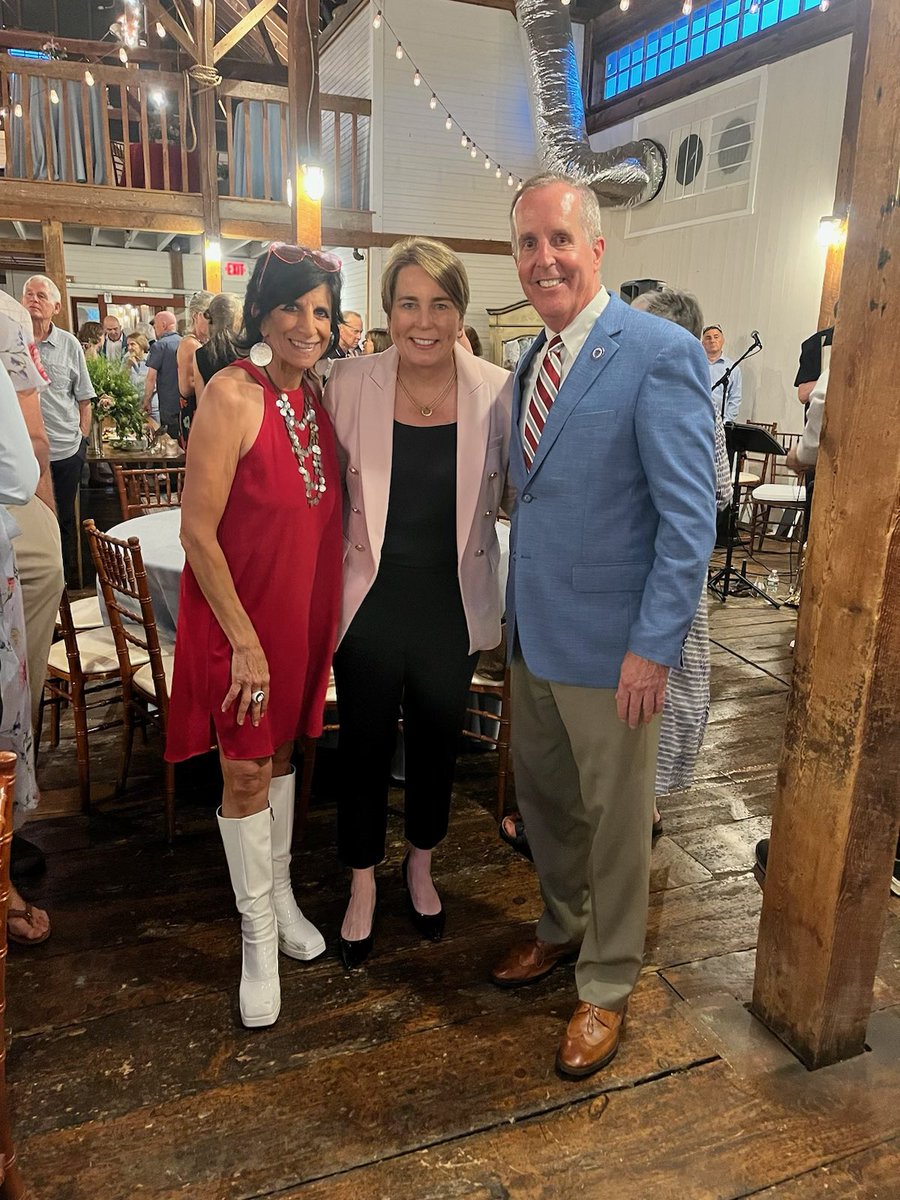 repsmitty34's tweet photo. Thank you @MassGovernor @maura_healey for joining us last night in support of our beloved @fairviewhospgb #intheberkshires. A robust crowd of 400+ supporters, on a rainy night,  appreciated your enthusiasm for small rural healthcare. You’re are always welcome in #BESTernmass https://t.co/iKgQ7oVOZf