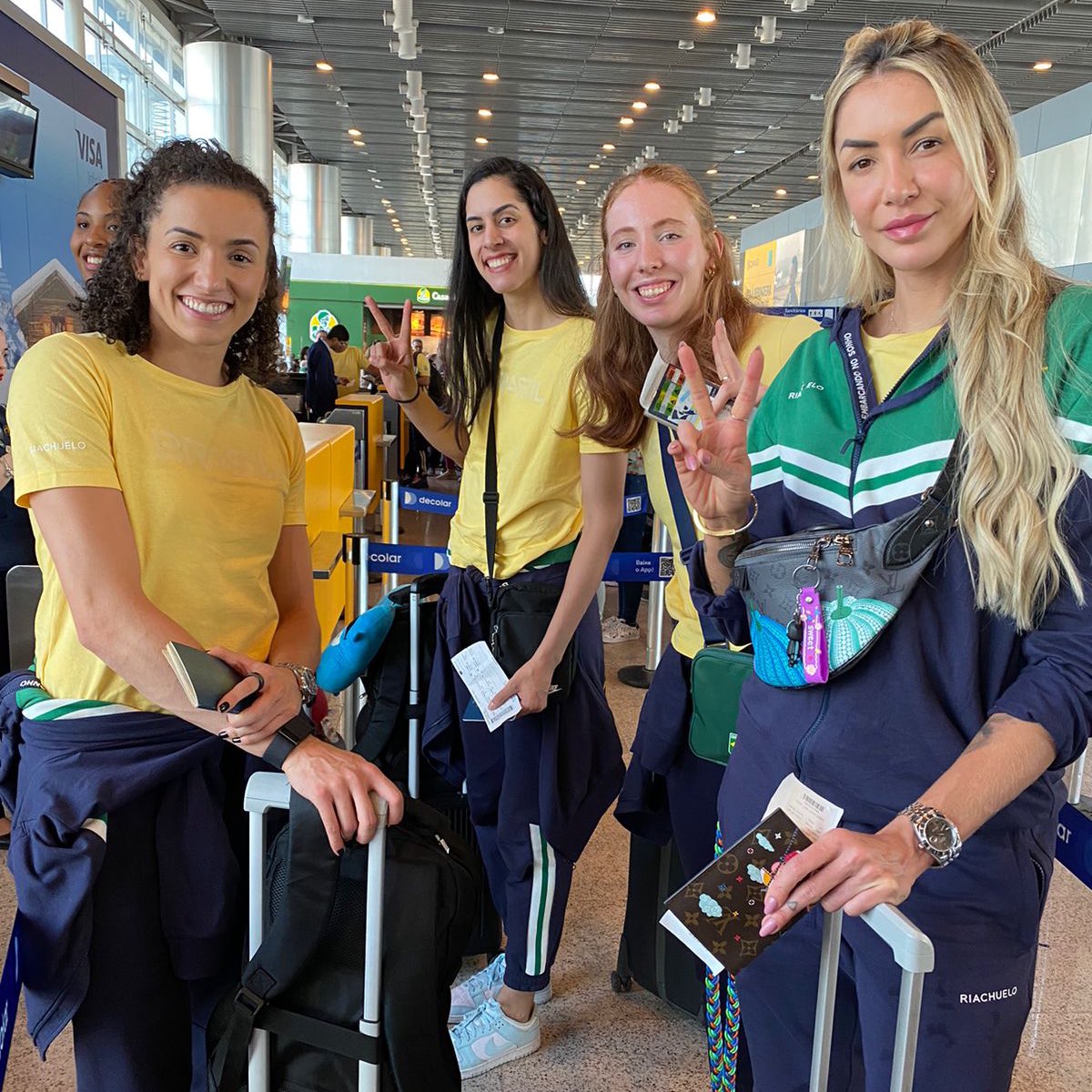 timebrasil's tweet photo. CARREGOU AÍ? 👀😍

A nossa seleção feminina de vôlei está embarcando para Paris. 

Deixa o seu recado de apoio para as nossas atletas! 💚💛

#TimeBrasil #Paris2024 #Vôlei https://t.co/RQOdyvokBH