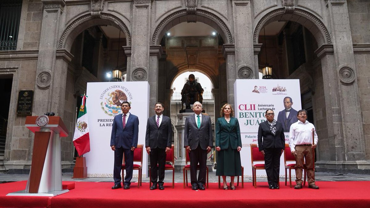 Acompañamos a nuestro presidente <a href="/lopezobrador_/">Andrés Manuel</a> a la conmemoración del 152 Aniversario Luctuoso de #BenitoJuarez, quien pasó su vida promoviendo y asentando un Estado más justo, democrático y equitativo. Su legado prevalece en la historia de #México.