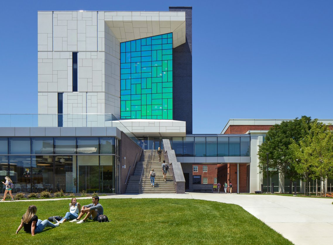 PageThink's tweet image. At @UofMaryland IDEA (Innovate, Design and Engineer for America) Factory, we used dynamic #dichroic glass, flooding interiors with pink + yellow hues. Outside, green, blue + pink hues signal the dynamics of #engineering innovation. 📸: Barry Halkin #AcademicDesign @umdxfoundry