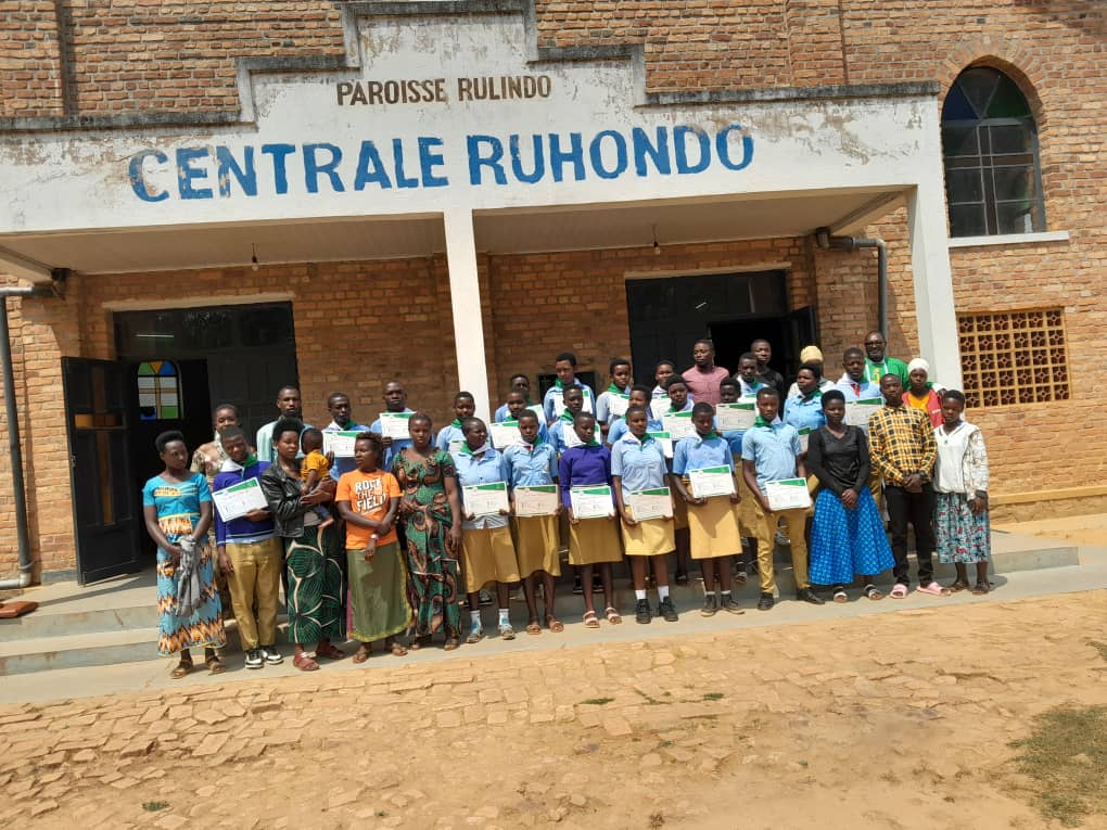 Ajecl_official's tweet photo. Uyu munsi abanyeshuri 22 ba G.S #Binaga,  @rulindodistrict , bahawe certificates z'abubatsi b'amahoro nyuma y'amahugurwa bahawe ku muco w'ubuvandimwe n'amahoro. Mugwize amahoro, Tuyagabe https://t.co/Lfp2v3UZmU