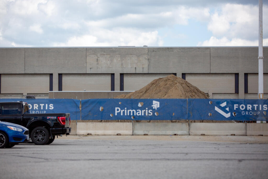 windsoriteDOTca's tweet photo. Demolition Starts At Windsor’s Former Sears Store  https://t.co/vivQp0CYmb  #YQG https://t.co/bEpTS2oXJ1