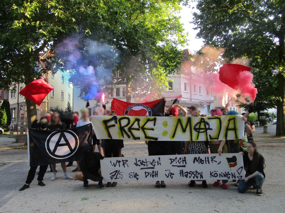 Am 17.7. versammelten sich Antifaschist:innen für ein Soli-Foto für Maja auf dem Sternplatz in #Tübingen. Zu Grüßen sind auch alle anderen inhaftierten Antifaschist:innen und Untergetauchten. 
de.indymedia.org/node/379860