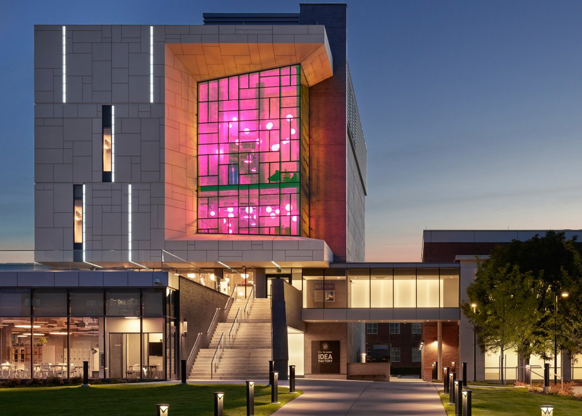 PageThink's tweet image. At @UofMaryland IDEA (Innovate, Design and Engineer for America) Factory, we used dynamic #dichroic glass, flooding interiors with pink + yellow hues. Outside, green, blue + pink hues signal the dynamics of #engineering innovation. 📸: Barry Halkin #AcademicDesign @umdxfoundry