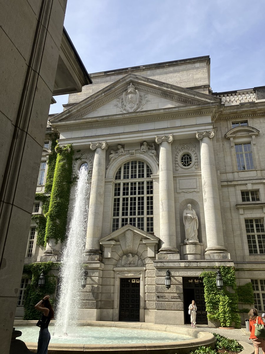 schreiberreich's tweet photo. Wasser und Bibliotheken können auch sehr schön sein 😉 #BerlinLiebe @stabiberlin https://t.co/3FDTlXlrXu