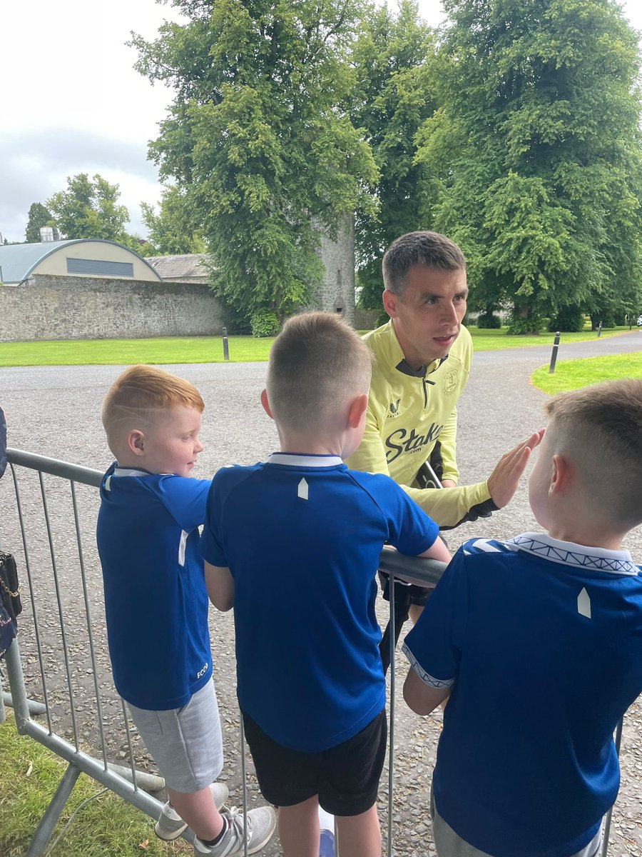 When your favourite player gives ye a high 5. #HappyKids