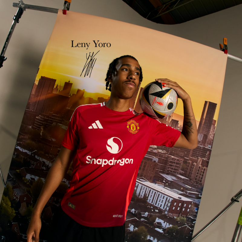 ManUtd_AR's tweet photo. يا مرحب فيك 🤩

يسر #يونايتد الإعلان عن ضم اللاعب ليني يورو من ليل الفرنسي بعقد يمتد حتى يونيو 2029 مع إمكانية التمديد لعام إضافي 🤝