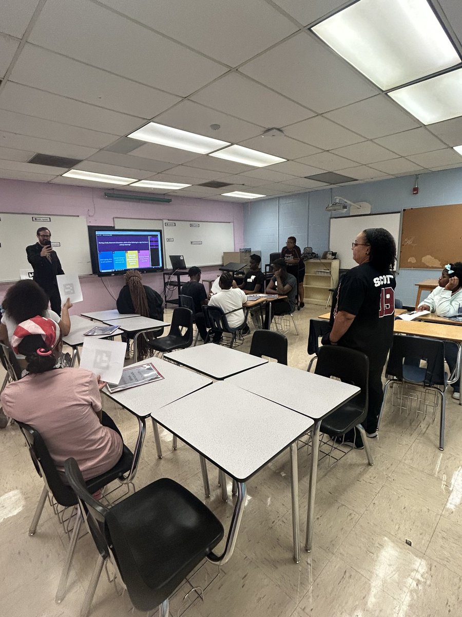 CraigmontHS901's tweet photo. Today we welcomed some of our new students with a New Student Social. @DrMarieFeagins @MSCSK12 @voiceofmscs @SCSOptional @MSCS_CCTE #PullUpToThePike #CreateOptions https://t.co/ylDHYewmqZ
