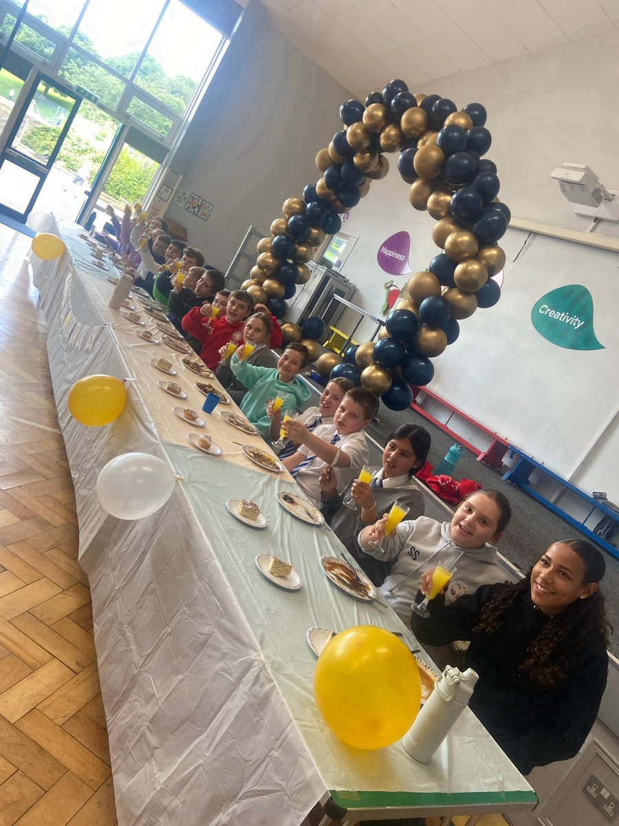 GreatwoodCPS's tweet photo. Many thanks to Corina, Sarah and Tanya for putting together a very special lunchtime for our Year 6 leavers. What lucky children. @N_StarAT #lucky #bestcook #kindness https://t.co/kvbss0eW3d
