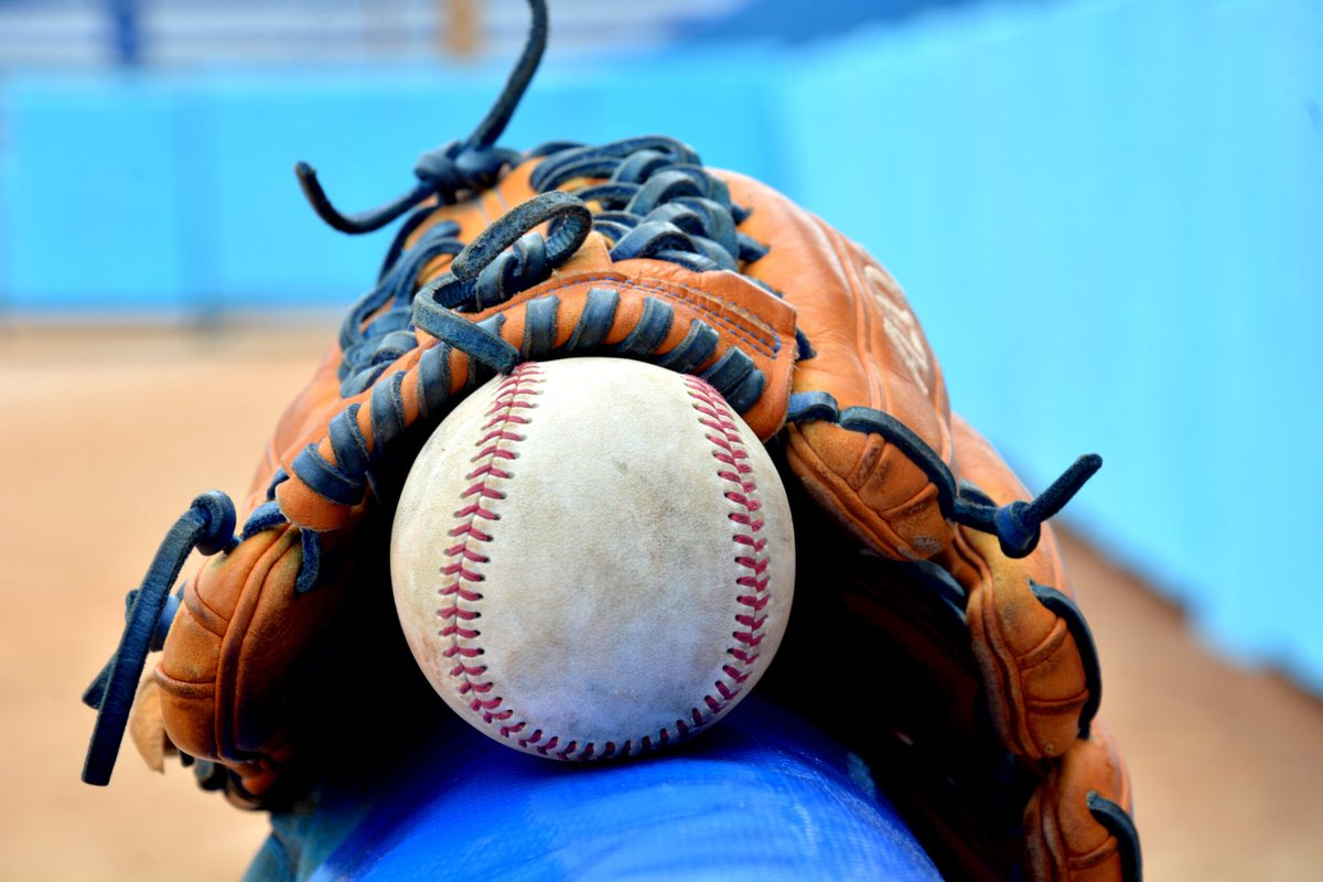 “Hay tres tipos de jugadores de beisbol⚾: los que hacen que pasen las cosas, los que ven lo que sucede y aquellos que se pregunta qué sucedió” y comienza la pasión ⚾
#DeZurdaTeam_ 🦈