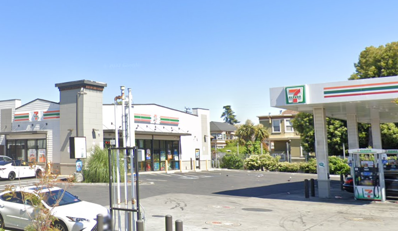 henrykleeKTVU's tweet photo. Clerk at @7Eleven at 5th & International, site of at least 2 homicide probes & many cigarette thefts, held by @oaklandpoliceca, charged by @AlamedaCountyDA w/assault w/deadly weapon for chasing after & using bat to attack man who hit him in face after being told to leave https://t.co/rSAHp5lG4V