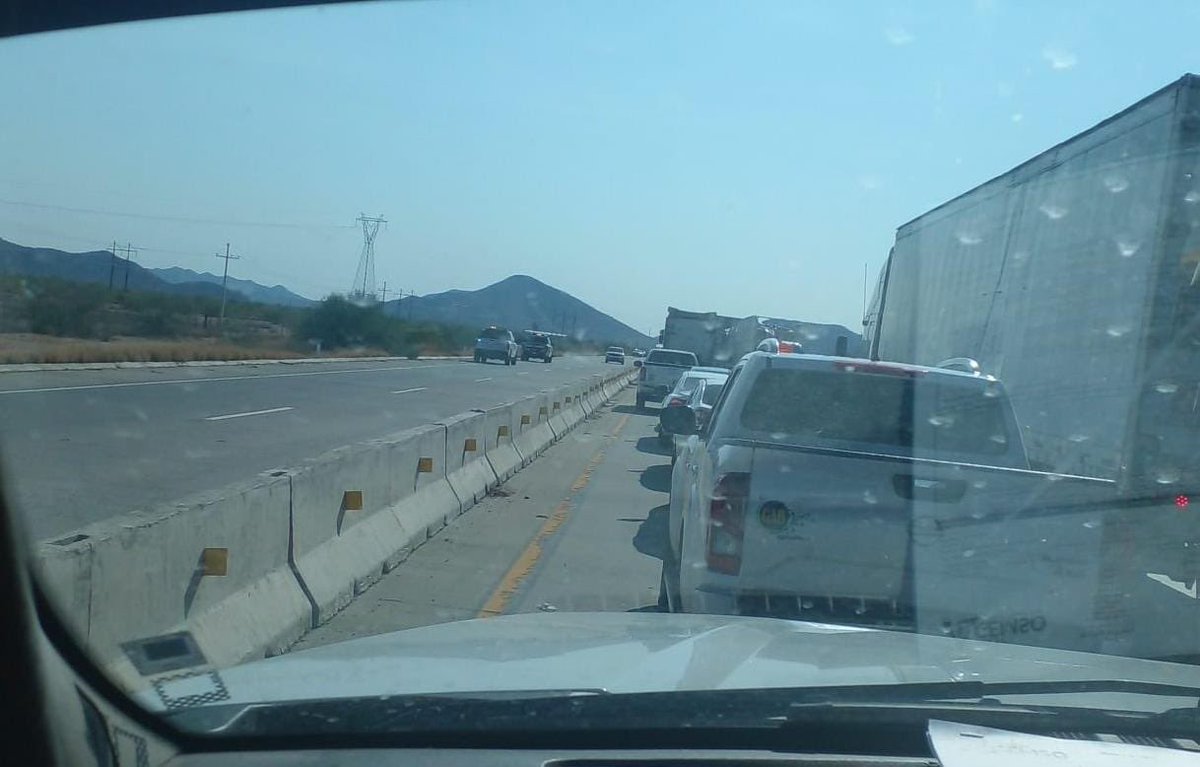 michelleriveraa's tweet photo. ⚠️#ÚLTIMAHORA Se registró un enfrentamiento armado dentro del tramo carretero que une los municipios de #Altar y #Pitiquito en #Sonora .

👉🏻 El primer reporte adelanta que elementos de la policía estatal (@SonoraSeguridad ) persiguieron y se enfrentaron a personas armadas en esa zona a la altura del KM 88.

Crédito de imagen a nuestro radioescucha que está en la zona con tráfico lento.

Información en proceso.