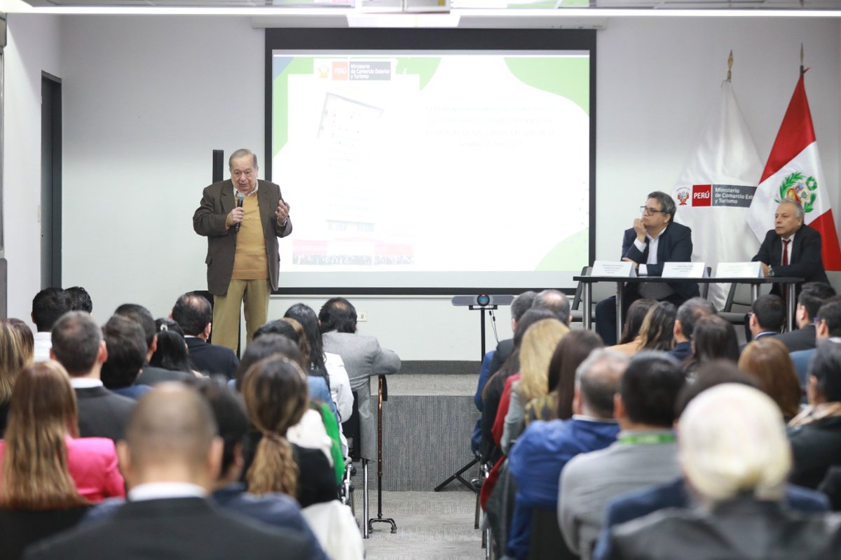 MINCETUR's tweet photo. ¡101 auditores internos fueron capacitados para mejorar la atención en las operaciones de comercio exterior! 🙌

El #Mincetur, a través del Proyecto VUCE 2.0, entregó las constancias a los representantes de ocho entidades, quienes vienen certificándose en la norma ISO 9001, que tiene el objetivo de fomentar una mayor transparencia operativa para una mejor toma de decisiones. 

📢"Mincetur seguirá trabajando en la mejora de los servicios vinculados al comercio exterior, a través de acciones como la modernización u ampliación de módulos en la VUCE" destacó la viceministra de Comercio Exterior, Teresa Mera, durante la ceremonia.