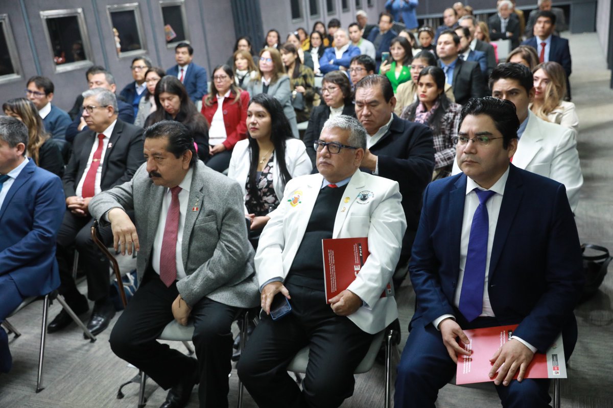 MINCETUR's tweet photo. ¡101 auditores internos fueron capacitados para mejorar la atención en las operaciones de comercio exterior! 🙌

El #Mincetur, a través del Proyecto VUCE 2.0, entregó las constancias a los representantes de ocho entidades, quienes vienen certificándose en la norma ISO 9001, que tiene el objetivo de fomentar una mayor transparencia operativa para una mejor toma de decisiones. 

📢"Mincetur seguirá trabajando en la mejora de los servicios vinculados al comercio exterior, a través de acciones como la modernización u ampliación de módulos en la VUCE" destacó la viceministra de Comercio Exterior, Teresa Mera, durante la ceremonia.